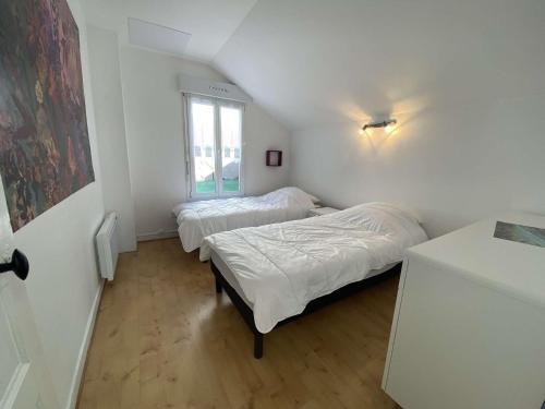 贝诺代Maison Bénodet, 3 pièces, 4 personnes - FR-1-481-125的客房设有两张床和窗户。