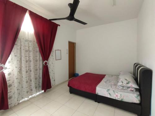 Rantau PanjangHOMESTAY HAIKALHAIDAR的一间卧室配有一张床和吊扇