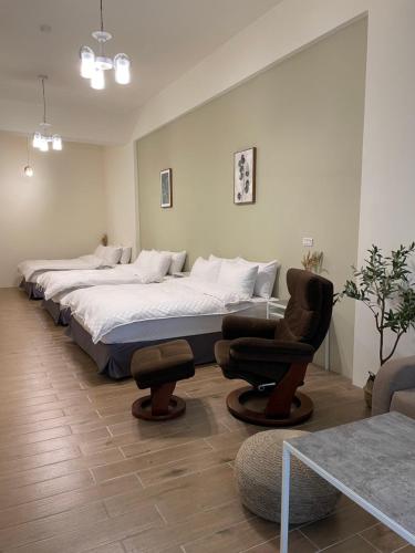 台南澄居行旅的一间卧室配有一张大床和两把椅子