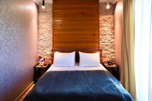 梅斯蒂亚Hotel Gold Tower的一间卧室配有蓝色的床和两个枕头