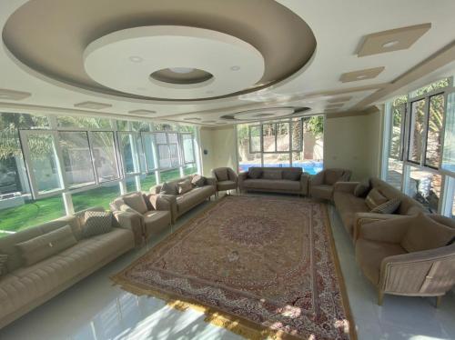 阿尔哈姆拉Dar Alhamra INN نزل دار الحمراء的带沙发和地毯的大型客厅
