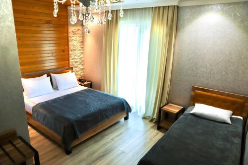 梅斯蒂亚Hotel Gold Tower的酒店客房设有床和窗户。