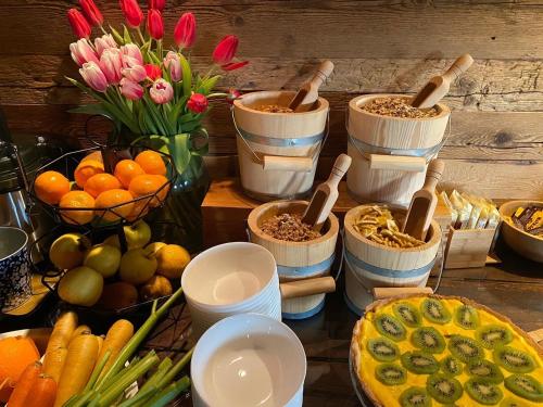 圣坎迪朵埃姆霍夫酒店的桌子上放着一篮子的食物、水果和蔬菜
