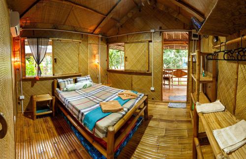San FranciscoCamotes-Hidden-Huts的帐篷内一间卧室,配有一张床