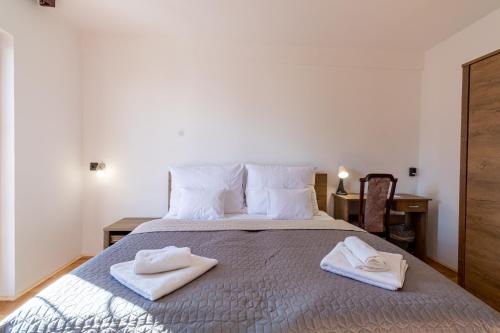 布达厄尔什佩雷格里诺住宿加早餐旅馆的一间卧室配有一张床,上面有两条毛巾