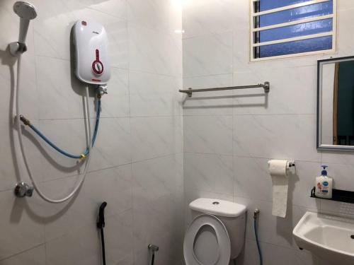 山打根Sandakan Homestay SEMi D 3R2B For 10Pax的带淋浴、卫生间和盥洗盆的浴室