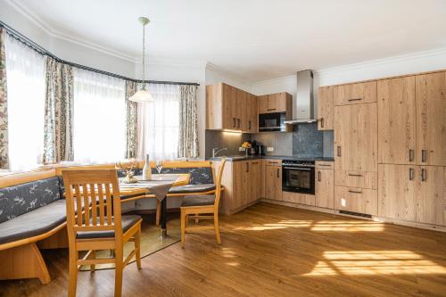 瓦格赖恩宝曼古特公寓的厨房配有木制橱柜和桌椅