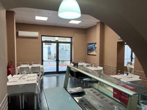 巴尼亚拉卡拉布拉B&B Dal Pres的餐厅设有白色的桌子和玻璃柜台