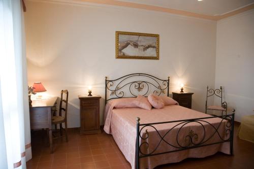 博尔塞纳伯德雷奥斯佩达雷托住宿加早餐旅馆的一间卧室配有带粉红色枕头的床。