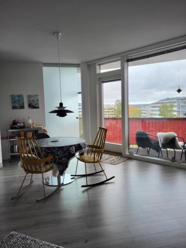 罗瓦涅米Arctic Apartment with own Sauna的享有美景,设有带桌椅的客厅。