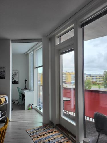 罗瓦涅米Arctic Apartment with own Sauna的客厅设有窗户,享有城市美景