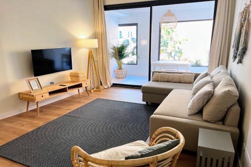 滨海圣波尔Hauzify I Apartaments Sant Pau的带沙发和电视的客厅