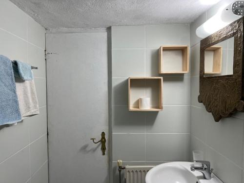 GiannoudiMonastiriako的白色的浴室设有水槽和镜子
