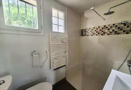 布克Maison avec sous sol indépendant et parking à 2km de Versailles的带淋浴、卫生间和盥洗盆的浴室