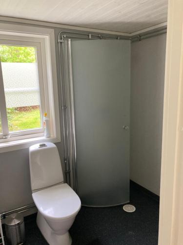 费尔耶斯塔登Ankiborg的一间带卫生间和窗户的浴室
