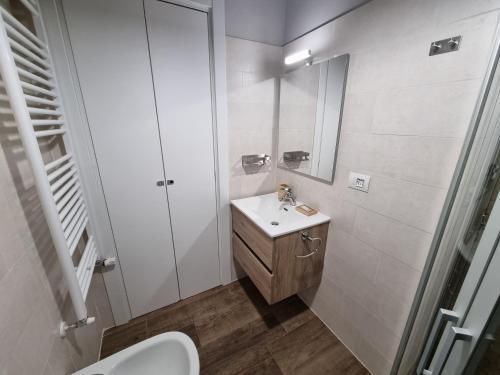 塞斯特雷Moda Apartments 38的白色的浴室设有水槽和镜子