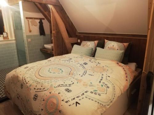 弗利辛恩Volledig gerenoveerde luxe gastsuite met ontbijt的一间卧室配有一张带木制床头板的床