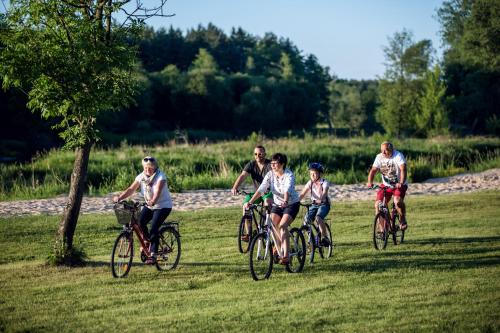 Załęcze MałeResort Stara Wieś的一群人在田野骑车