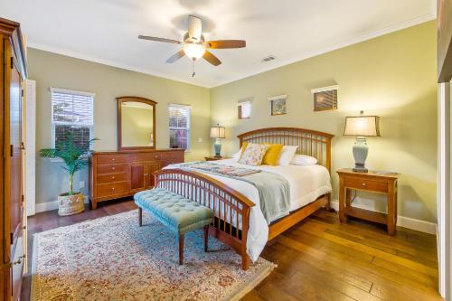 阿罗约格兰德Berry House的一间卧室配有一张床和吊扇