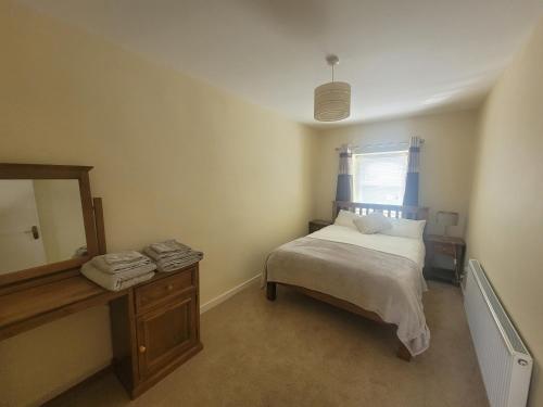 StonyfordStoneyford Village的一间小卧室,配有一张床和镜子