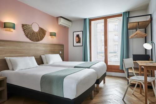 巴黎Hôtel Kabanel by Happyculture的酒店客房配有一张床铺和一张桌子。