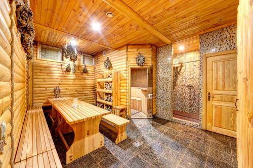 基辅Hotel Kiev Lomakin的小木屋设有木桌和木门