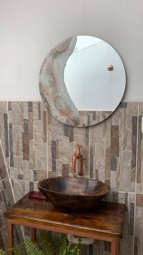 PalestinaLa Paloma Glamping的一间带碗水槽和镜子的浴室