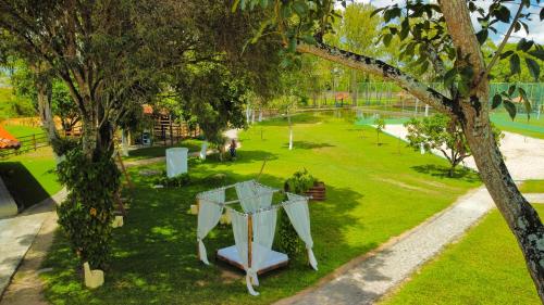 博尼托伯尼多广场酒店的享有公园顶部的景色,公园内有长凳和树木