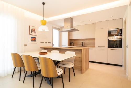 马拉加Stunning 3 Bedroom Penthouse in La Cala Golf, Mijas的厨房以及带桌椅的用餐室。