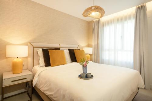 马拉加Stunning 3 Bedroom Penthouse in La Cala Golf, Mijas的卧室配有白色的床和窗户。