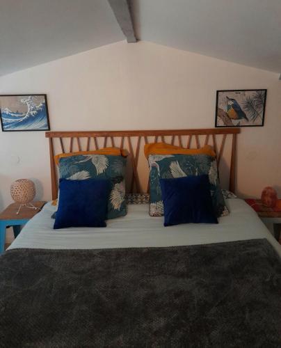 奥雷龙圣皮耶尔Le Stud' à Saint Pierre d'Oléron !的一间卧室配有一张带蓝色枕头的床