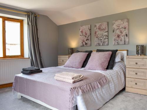 CliburnGrange Court的卧室配有白色床和粉红色枕头