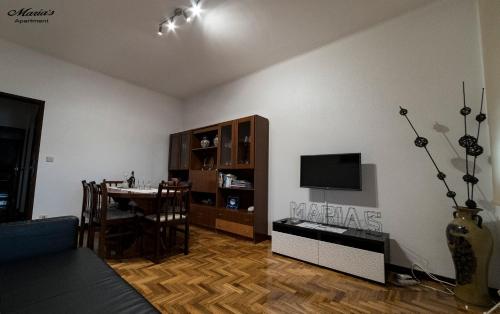 波尔图Maria's Apartment的客厅设有餐桌和电视