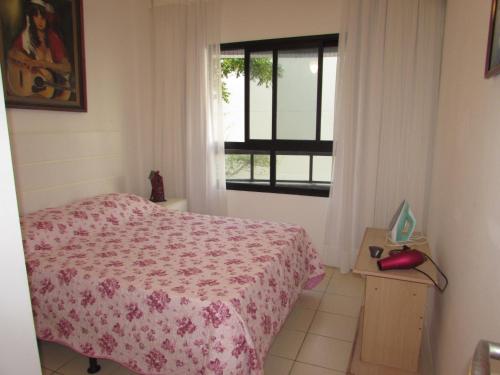 萨尔瓦多Ver o Mar - Rio Vermelho的一间卧室设有一张床和一个窗口