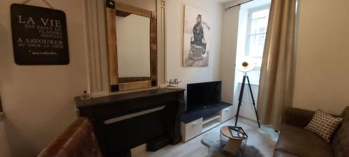 布雷斯地区布尔格La Fabrique的客厅设有壁炉和镜子