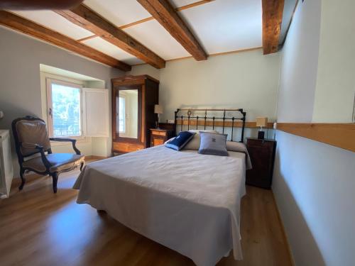 圣克鲁斯德拉塞罗斯CASA SENERA的一间卧室配有一张床和一把椅子