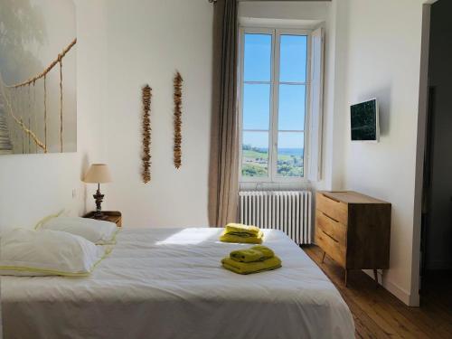 CardanChâteau Fauchey的一间卧室配有一张带两张黄色毛巾的床