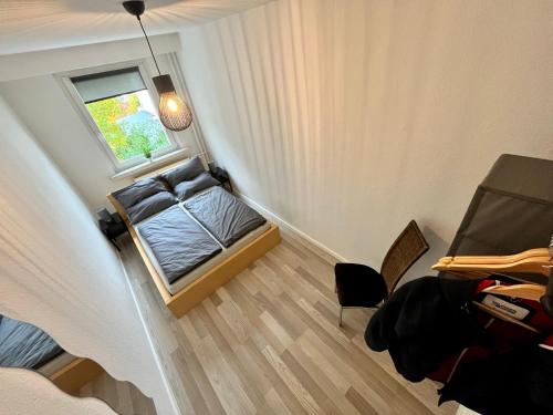 开姆尼茨KMHosting Modern Apartment Zentrum - Wohlfühlen & Arbeiten的小房间设有床和窗户