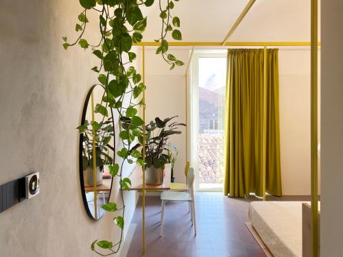 卡塔尼亚Zahara的配有植物桌子和镜子的房间