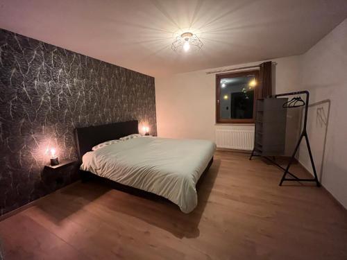 胡法利兹Gîte Chez Doumé的一间卧室配有一张床和一台电视