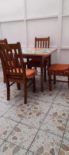 伊基克Alojamiento familiar, habitación o departamento的一张桌子和两张椅子以及一张桌子和一张桌子