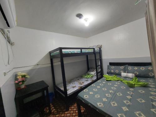 巴迪安Maui's Place的小房间设有双层床和桌子