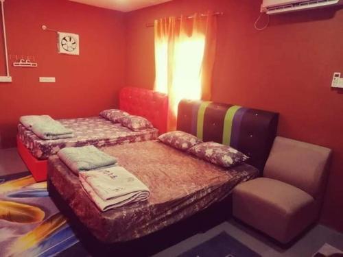 大港Chalet kolam renang D'sawah的红色客房 - 带两张床和椅子