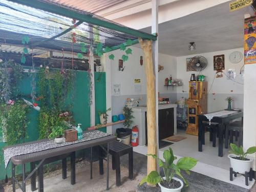 巴迪安Maui's Place的一间设有桌子的房间和一间种植了植物的厨房