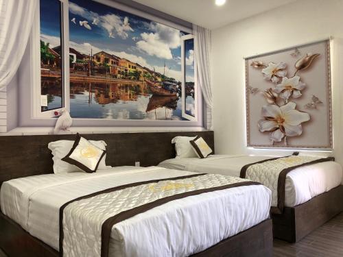 朱笃Sang Như Ngọc Resort的带2扇大窗户的客房内的2张床