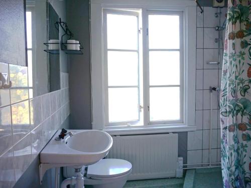 龙讷比Holiday home RONNEBY IX的一间带水槽和卫生间的浴室以及窗户。