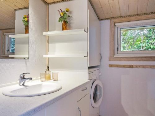 内克瑟Holiday home Nexø XLI的一间带水槽和洗衣机的浴室