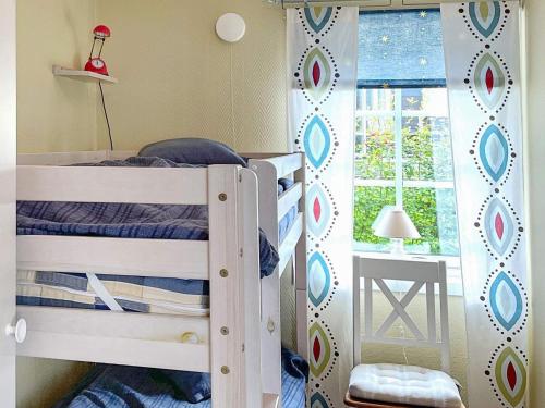 尤城Holiday home HJO III的一间卧室设有两张双层床和一扇窗户。