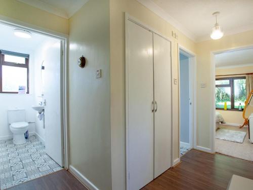 SouthleighPurlbridge Bungalow的一间位于客房内的带衣柜和卫生间的浴室