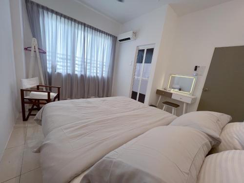 瓜埠Ins Apartment Langkawi Simfoni Beliza KUAH的酒店客房设有两张床和电视。